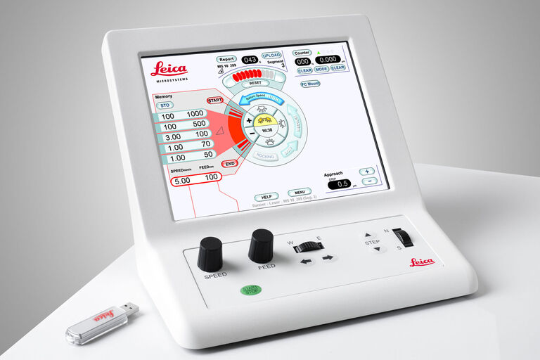 [Translate to German:] Ergonomic touchscreen control unit of the EM UC7 ultramicrotome
