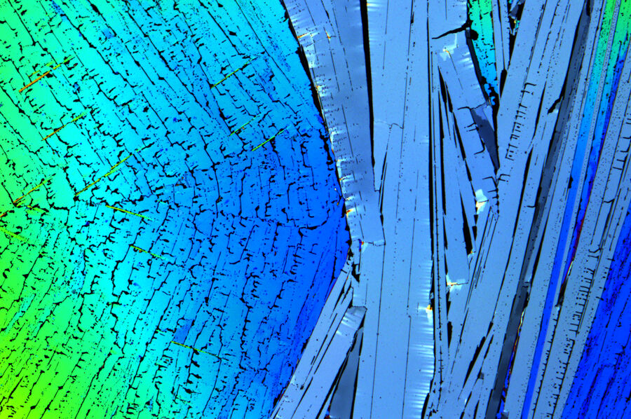 Dimethyltryptamine crystals with higher order interference colors