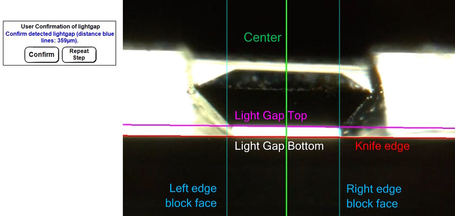 图11：UC Enuity显示屏截图，显示检测光隙步骤中的相关交互按钮（左）。自动对齐过程中的相机图像（右）。反馈线指示图像中是否检测到正确的边缘。绿色：垂直中心线；洋红色：光隙的上边缘；白色：光隙的下边缘（此处不可见，与红线重合）；红色：切片刀边缘；蓝色：自动检测到的块面左边缘和右边缘。
