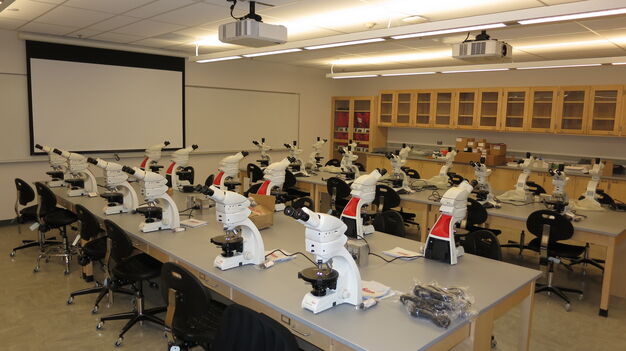 Leica DM750 in a teaching laboratory of Buffalo State College.