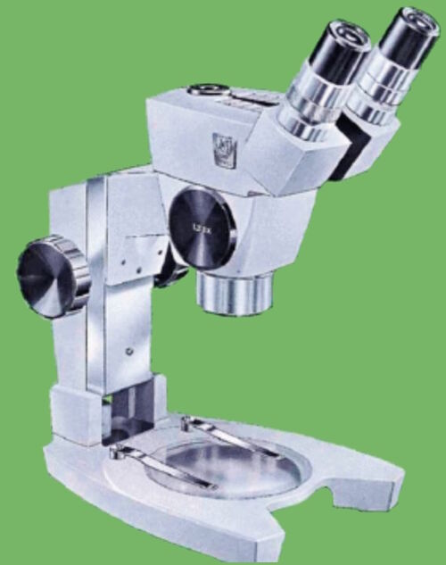 A Cycloptic microscope, the first modern stereo microscope based on the telescope or common main objective (CMO) principle.