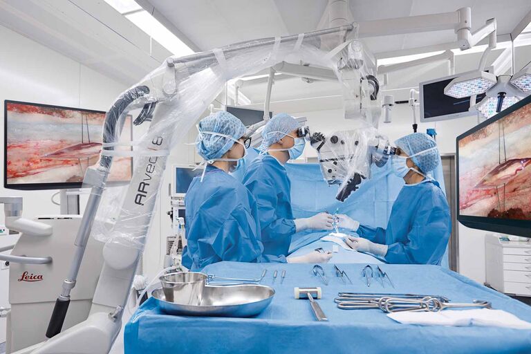 O ARveo 8 permite um fluxo de trabalho colaborativo. A bancada suspensa premium de nosso parceiro Mitaka foi projetada e construída para uso intenso, flexível e desempenho extremamente confiável na sala de cirurgia.
