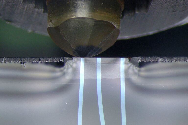 Durch das automatisierte serielle Schneiden mit dem ARTOS 3D sparen Sie Zeit bei der Probenvorbereitung. Das maßgeschneiderte Diamantmesser ermöglicht den nahtlosen Übergang von einem faltenfreien Schnittband zum nächsten – ohne Dickenvariation.