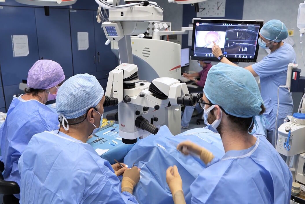 Prof. Fontana uses the Proveo 8 with EnFocus intraoperative OCT for his corneal surgery. Prof._Fontana_using_Proveo_8_with_EnFocus_in_corneal_surgery.jpg