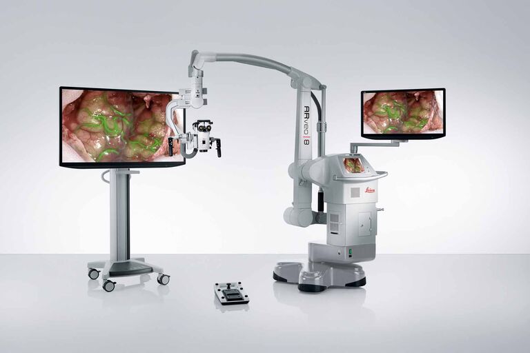 ARveo 8 com monitor opcional de 55", 4K 3D instalado em carrinho, monitor de 31", 4K 3D instalado no microscópio e display de imagem 2 em 1 para a interface gráfica com o usuário, bem como para exibição de imagens adicionais no microscópio na torre do microscópio.