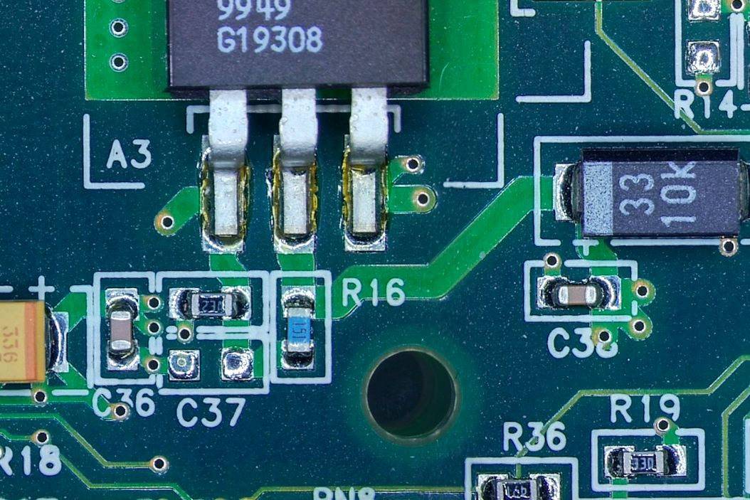 デジタルマイクロスコープでプリント基板（PCB)を観察、深度合成機能（EDOF）を使って、ピントがあった画像を生成 PCB_imaged_with_EDOF_using_digital_microscopy.jpg
