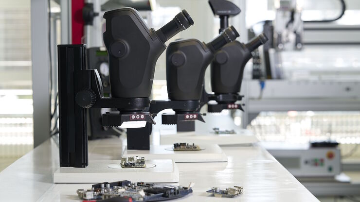 [Translate to German:] Stereo microscopes are often considered the workhorses of laboratories and production sites.