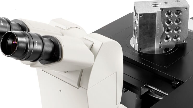Material sample with a large height, size, and weight being observed with an inverted microscope. Material sample with a large height, size, and weight being observed with an inverted microscope.