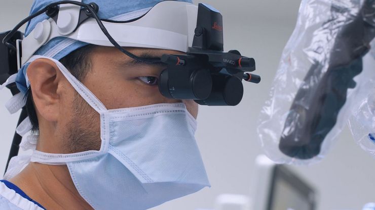 Dr. Andrew Huang, Baylor College of Medicine, in the operating room (OR) performing ear, nose and throat (ENT) surgery using the MyVeo surgical visualization headset.