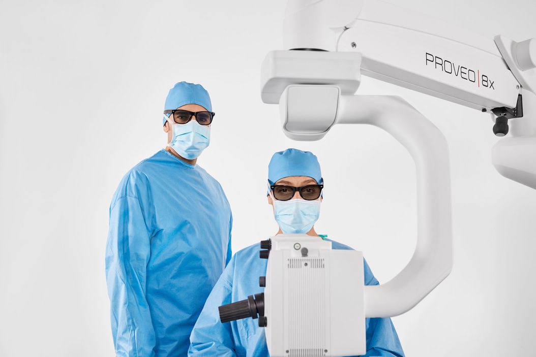 Proveo 8x 3D digital microscope used in ophthalmic surgery, illustrating heads‑up visualization and clinical collaboration. 3D_heads-up_ophthalmic_surgery_with_Leica_Proveo-8x.jpg