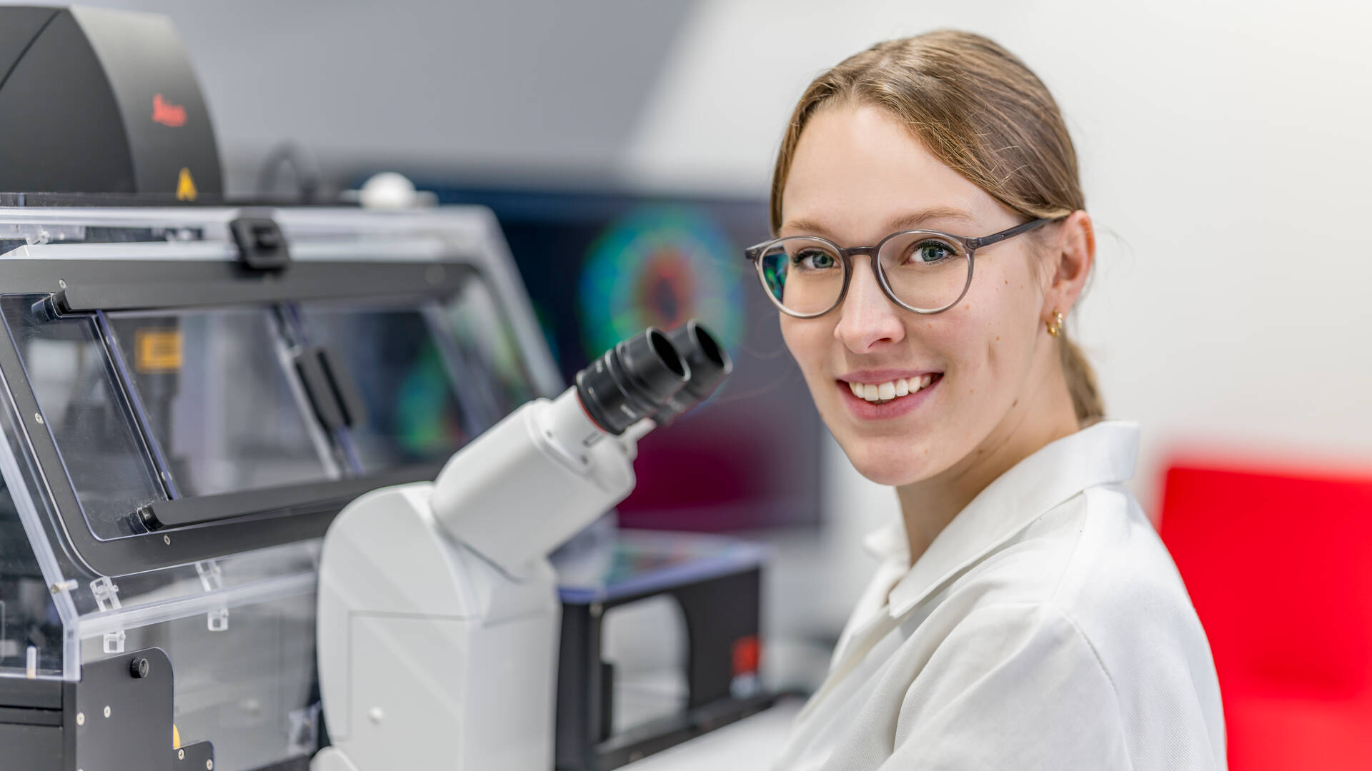 Leica Sustainability: Growing Together, Uni Markburg, Woman uses Microscope