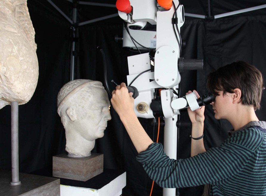 With the help of a stereomicroscope combined with a floor stand, traces of color on a Greek marble portrait dating from the late Hellenistic period around 100 BC are documented. © Ny Carlsberg Glyptotek, Copenhagen
