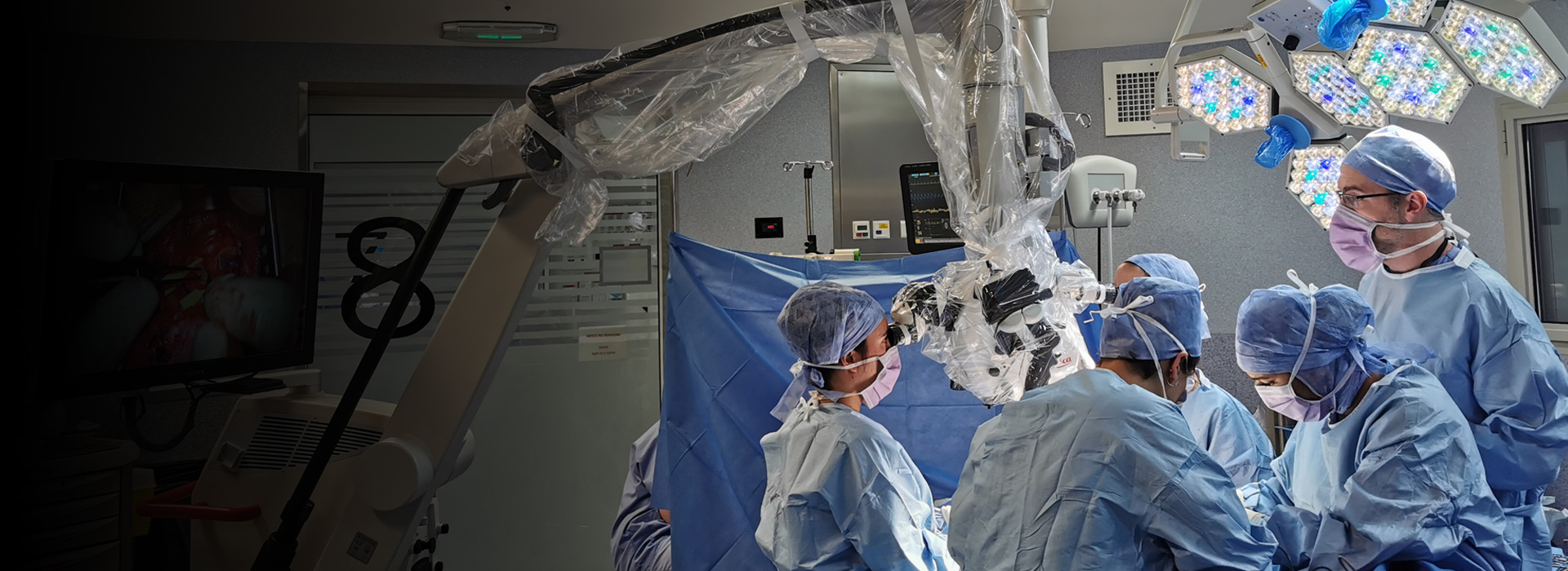 Background Image: A surgical team performing a breast reconstruction at the Gustave Roussy Institute, the leading cancer center in Europe. Dr. Leymarie’s team benefits from a long arm reach and and a large working space, allowing easy circulation around the patient. Here, Dr. Leymarie is watching the surgery directly from the screen
