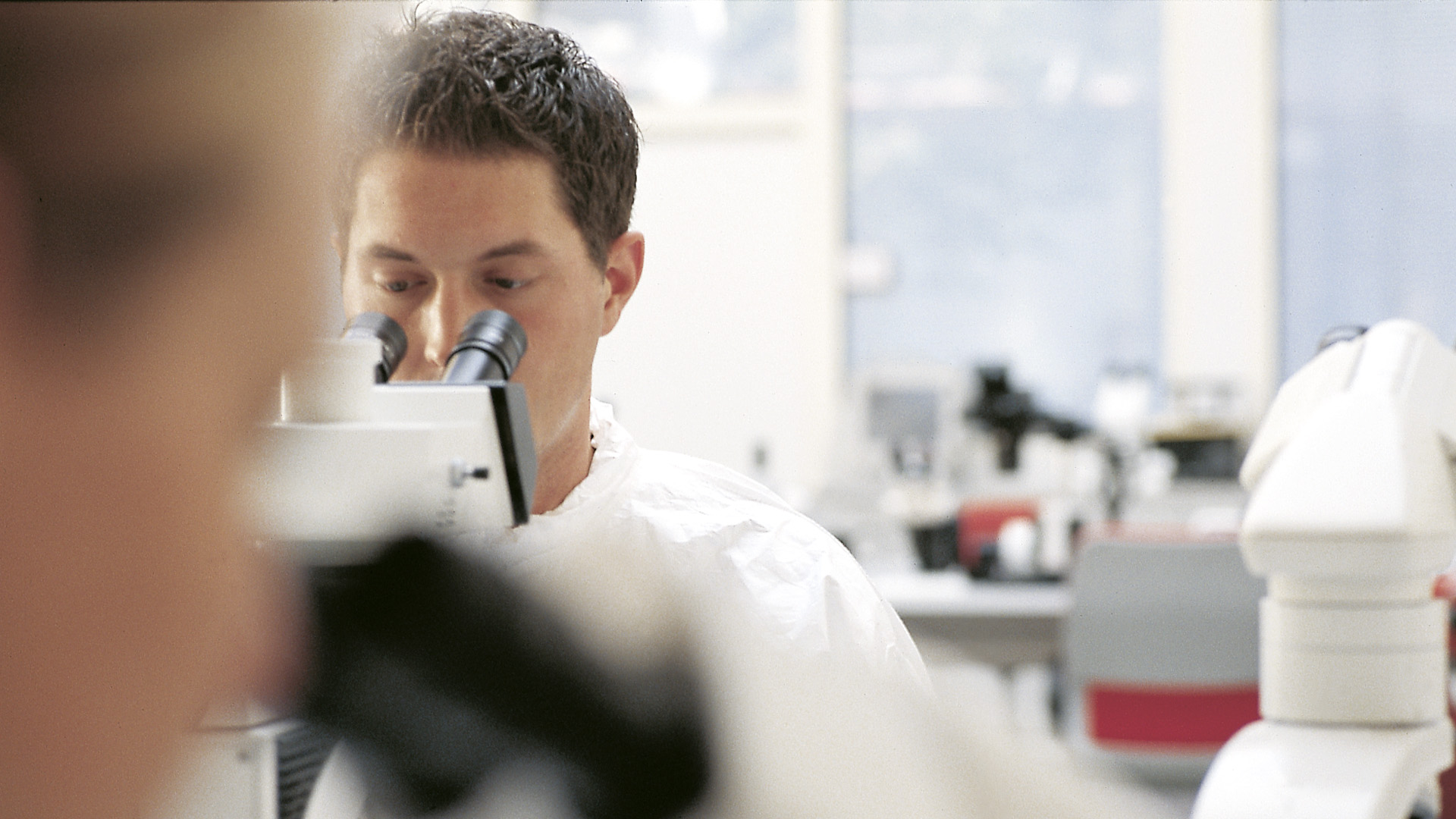 Fluxos de trabalho de microscópio eficientes, ajudam os patologistas a fazer diagnósticos precisos e em tempo hábil.
