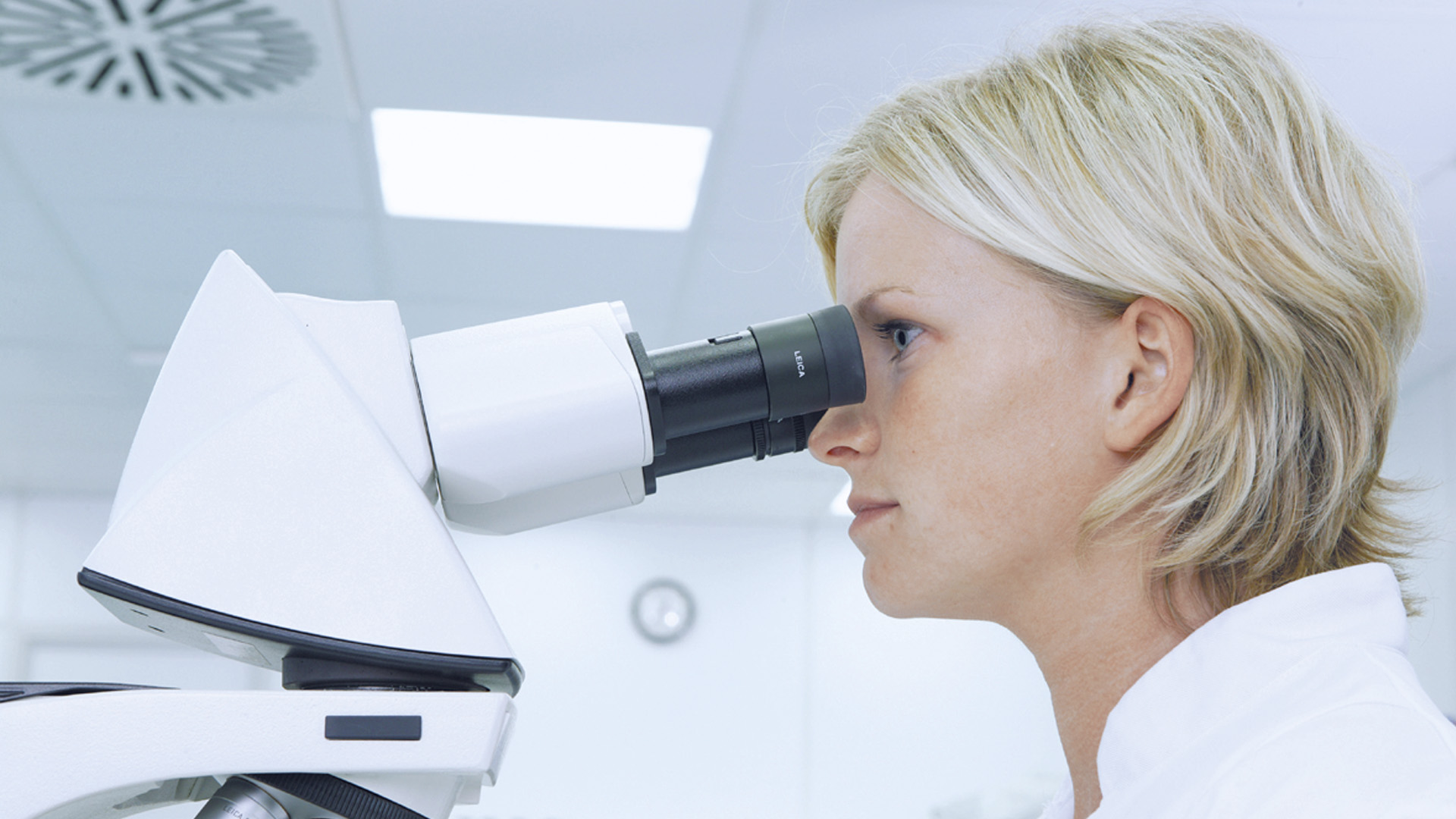 Operators can maintain a comfortable position while working using an ergonomic microscope setup.