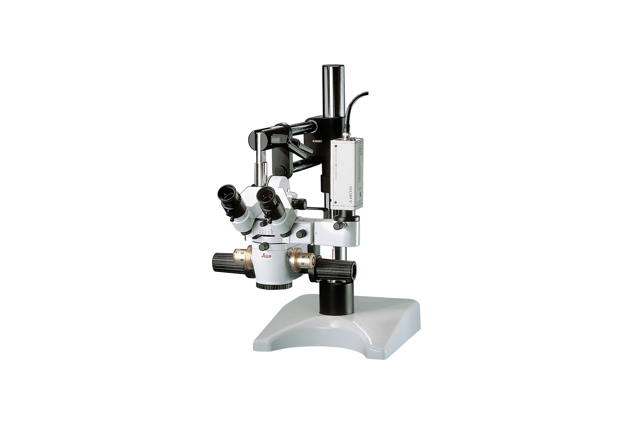 Das Operationsmikroskop Leica M651 MSD mit Tischstativ zum Üben mikrochirurgischer Techniken.