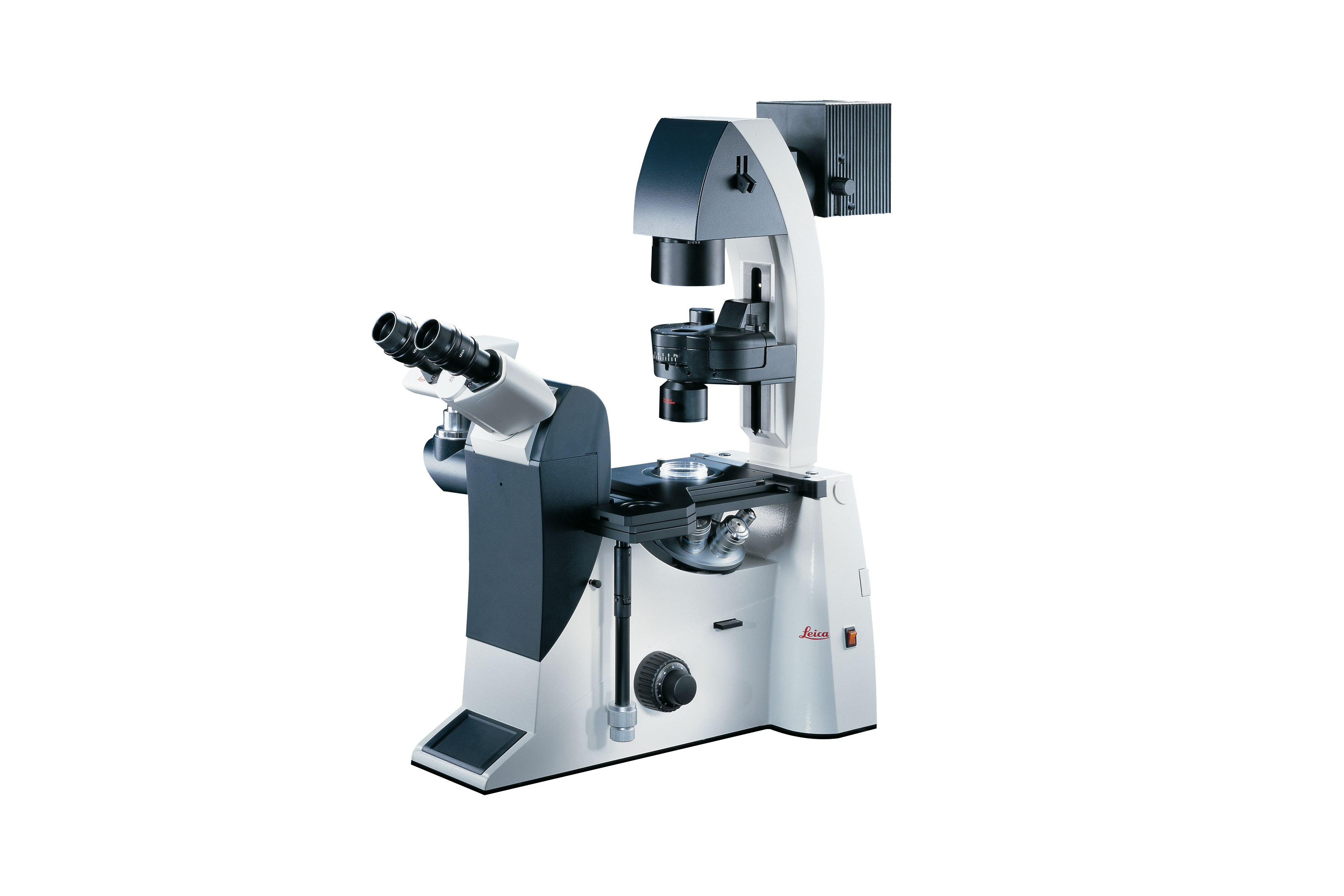 Das Leica DMI3000 B ist das erste Forschungsmikroskop mit einem direktem Zugang zu einer konjugierten Fokusebene (Zwischenpupille). Hier können verschiedene Kontrastier-Techniken außerhalb des Objektivs adaptiert werden.