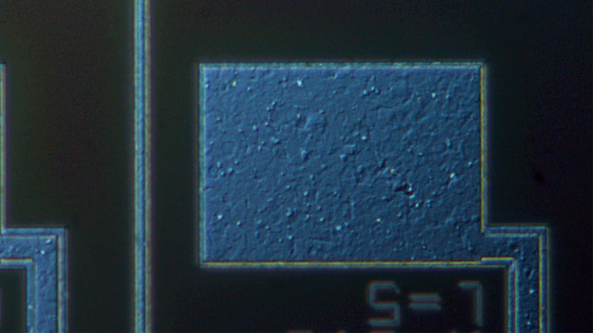 Inspection of an IC-patterned semiconductor. Image of the same region acquired with differential interference contrast (DIC) illumination.