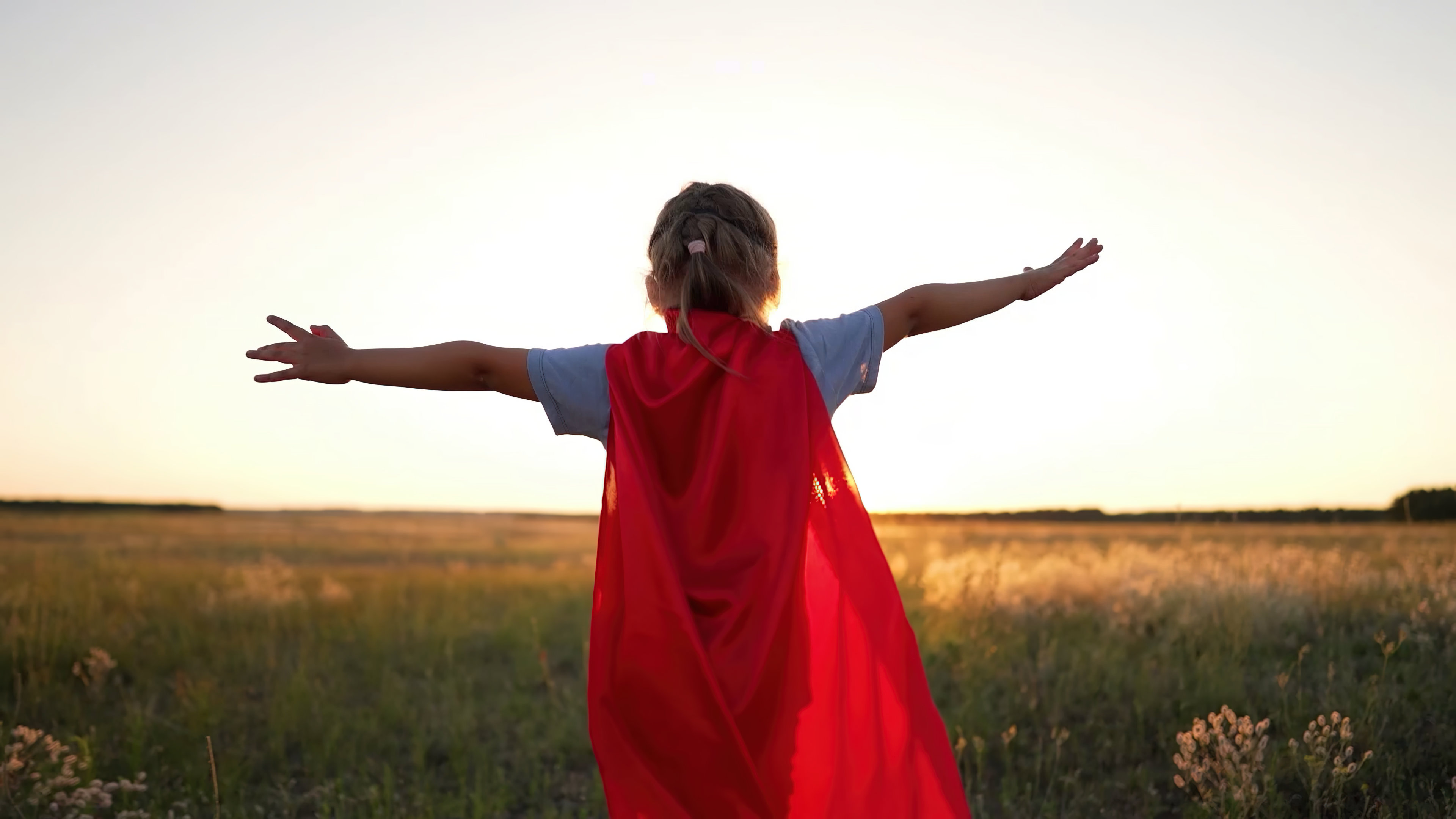 Leica Microsystems Sustainability: Girl with red cape in a field
